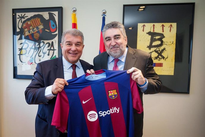 El presidente del FC Barcelona, Joan Laporta, con el presidente del CSD, José Manuel Rodríguez Uribes, en el despacho del dirigente blaugrana