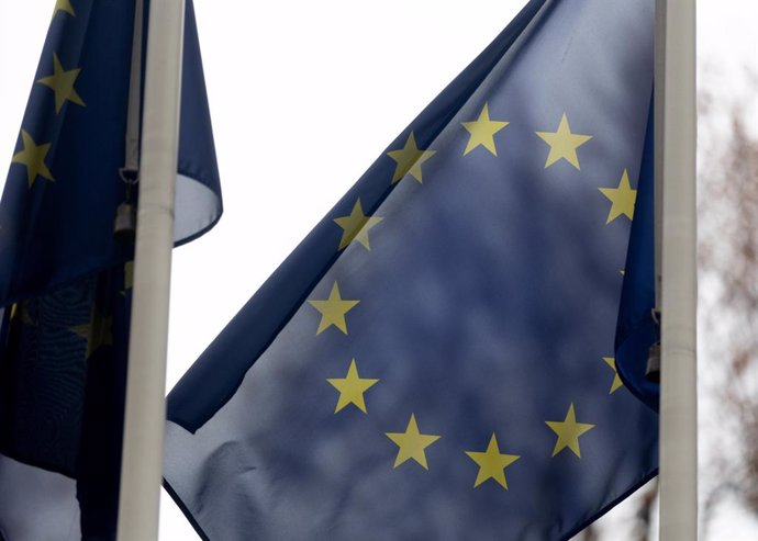 Una bandera de la Unión Europea, a 3 de enero de 2024, en Madrid (España). La bandera de la Unión Europea está formada por 12 estrellas amarillas dispuestas en círculo sobre un fondo azul. Las estrellas representan los ideales de solidaridad y armonía ent