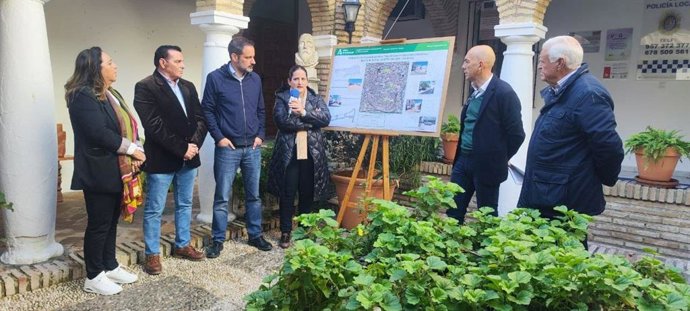 La delegada de Fomento, Articulación del Territorio y Vivienda de la Junta de Andalucía, Carmen Granados, en la presentación de las obras para el proyecto Isla Ambiental Centro Histórico de Castro del Río.