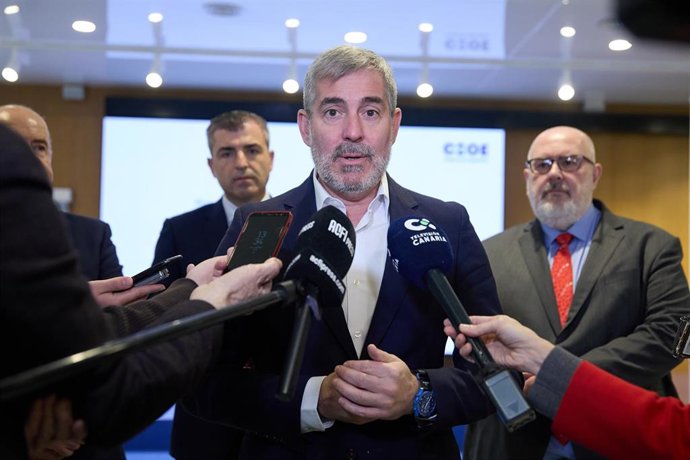El presidente de Canarias, Fernando Clavijo, ofrece declaraciones a los medios tras una reunión con el presidente de la Confederación Española de Organizaciones Empresariales (CEOE), en la sede de la CEOE, a 23 de enero de 2024, en Madrid (España). Dura