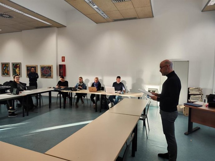 El delegado de Educación de Alcalá de Guadaíra, Pablo Chain, con profesores de Erasmus; plataforma digital de conducta de adolescentes.