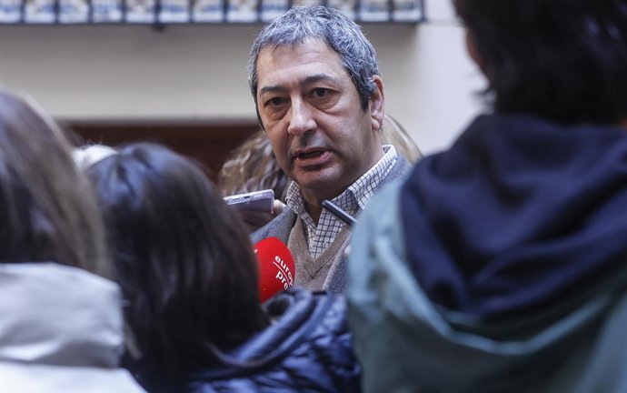 El vicepresident primer i conseller de Cultura i Esport, Vicente Barrera, atén a mitjans sobre les últimes declaracions del ministre de cultura, a Valncia.