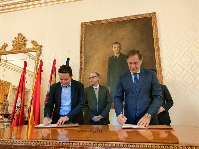 El alcalde de Salamanca, Carlos García Carbayo (d), y el presidente de Air Institute, Juan Manuel Corchado (i), en la firma del nuevo convenio en el Ayuntamiento de Salamanca