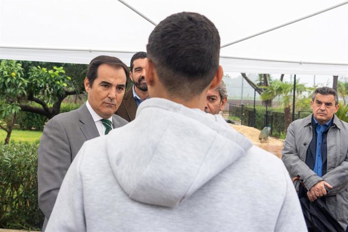 Archivo - El consejero de Justicia, José Antonio Nieto, conversa con un interno de un centro de menores en Córdoba (imagen de archivo).