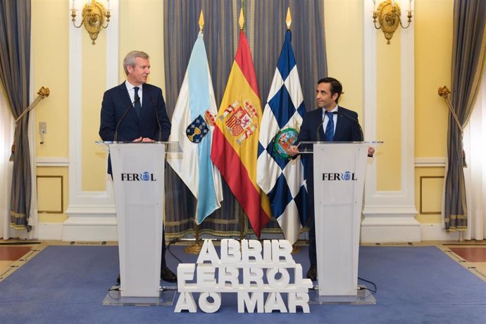 El presidente de la Xunta y candidato popular, Alfonso Rueda, y el alcalde de Ferrol, José Manuel Rey Varela, en el acto 'Abrir Ferrol ao mar'