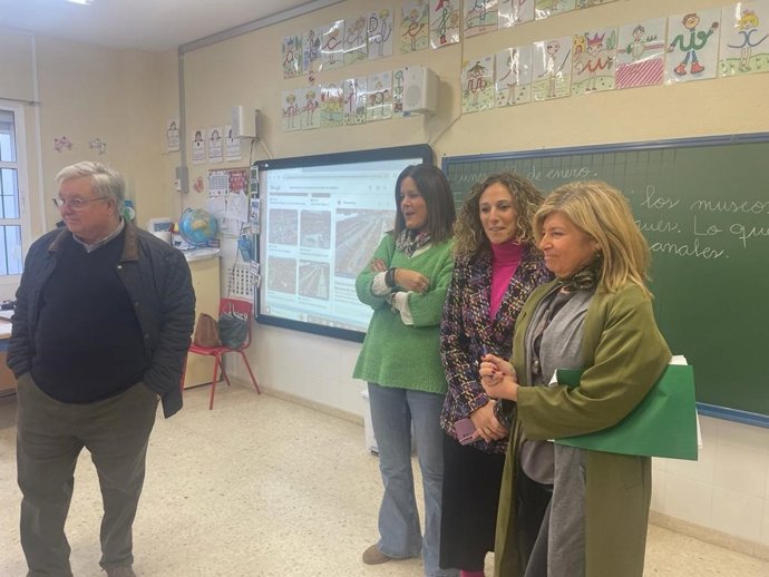 La delegada de Desarrollo Educativo, Formación Profesional y Universidad en la provincia de Cádiz, Isabel Paredes, en una visita al CEPR Perafán de Rivera en Paterna