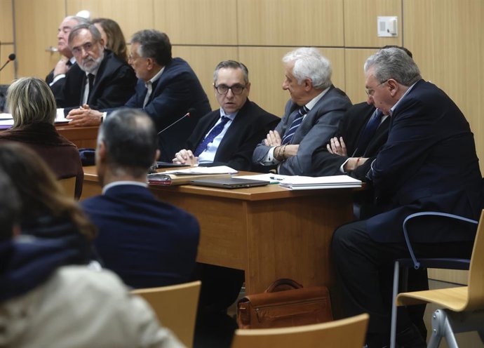  Grau, García Fuster, Salinas i Santón, en la banqueta pel 'cas pitufeo'