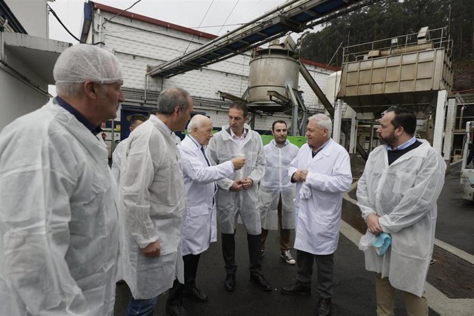 El conselleiro do Mar, Alfonso Villares visita las instalaciones de la conservera Conservas del Noroeste.