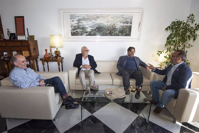 El presidente de la Diputación de Cáceres, Miguel Ángel Morales se ha reunido este martes con representantes de la Intendencia de Montevideo, que están visitando Extremadura 
