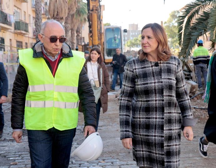 L'alcaldessa de Valncia, María José Catalá, durant la seua visita a les obres iniciades a l'entorn de las Casitas Rosas.