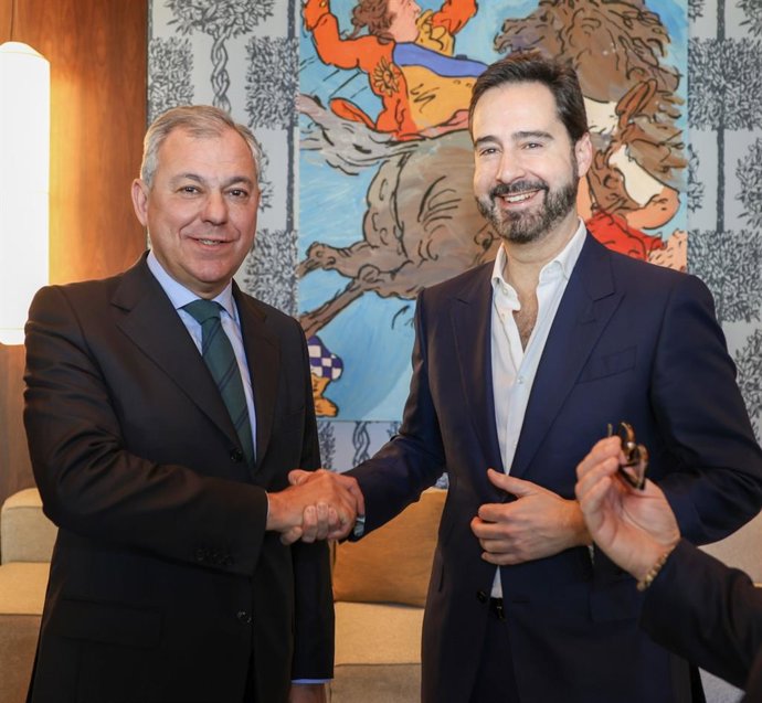 El alcalde de Sevilla, el 'popular' José Luis Sanz, se ha reunido con el presidente para Europa, África y Oriente Medio de la compañía internacional hotelera Hyatt, Javier Águila.