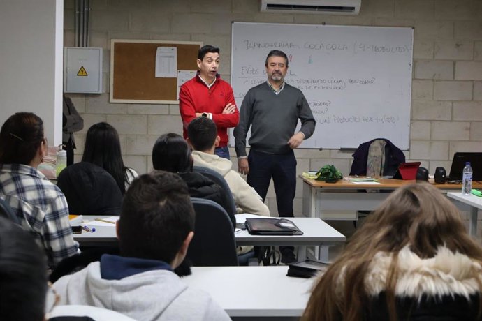 El delegado de Empleo de Alcalá de Guadaíra, José Manuel Palomo, en una visita al curso de formación de Comercio.