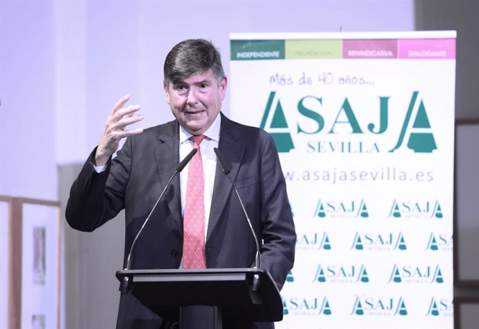 Manuel Pimentel en su conferencia durante la entrega de la distinción de honor de ICAM-Asaja Sevilla