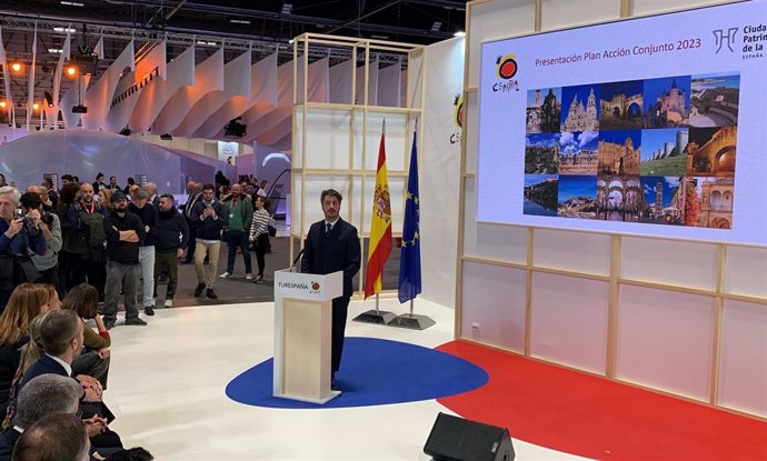 Archivo - El alcalde de La Laguna y presidente del Grupo Ciudades Patrimonio de la Humanidad de España, Luis Yeray Gutiérrez, presenta la estrategia turística del Grupo en Fitur.