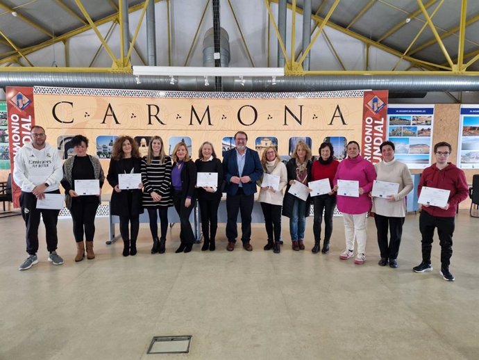 El alcalde de Carmona, Juan Ávila, en la entrega de títulos a los 55 desempleados de la localidad que han hecho prácticas becadas en empresas carmonenses.