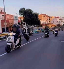 Identifican a varios motoristas por conducción temeraria por las calles del centro de Los Barrios