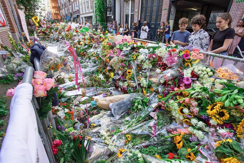 Archivo - Miles de personas rinden tributo a Peter de Vries, asesinado en 2021.  