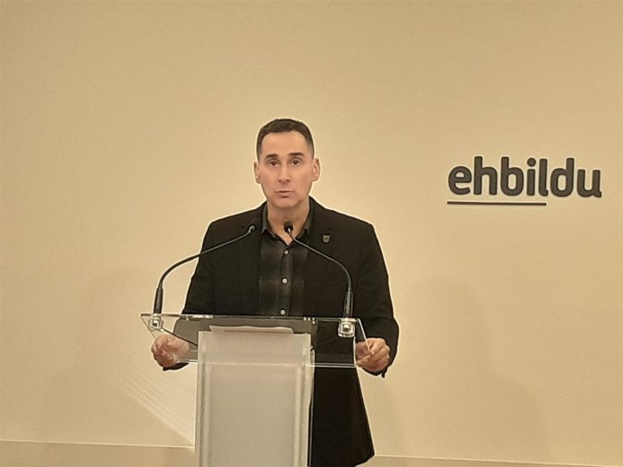 El portavoz de EH Bildu en las Juntas Generales de Bizkaia, Iker Casanova, en rueda de prensa.
