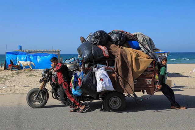 GAZA, Jan. 22, 2024  -- People leave their home after Israeli bombings in the southern Gaza Strip city of Khan Younis, Jan. 22, 2024.   At least 50 Palestinians have been killed and dozens of others wounded by Israeli bombings on shelter centers of Khan Y