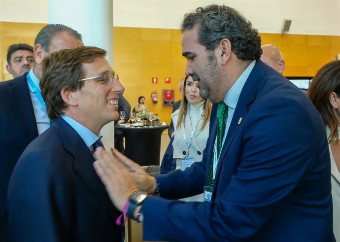 El presidente de la Mancomunidad de Municipios de la Costa del Sol Occidental, Manuel Cardeña, saluda al alcalde de Madrid, José LUis Martínez-Almeida, durante su asitencia al 12 foro de Exceltur.