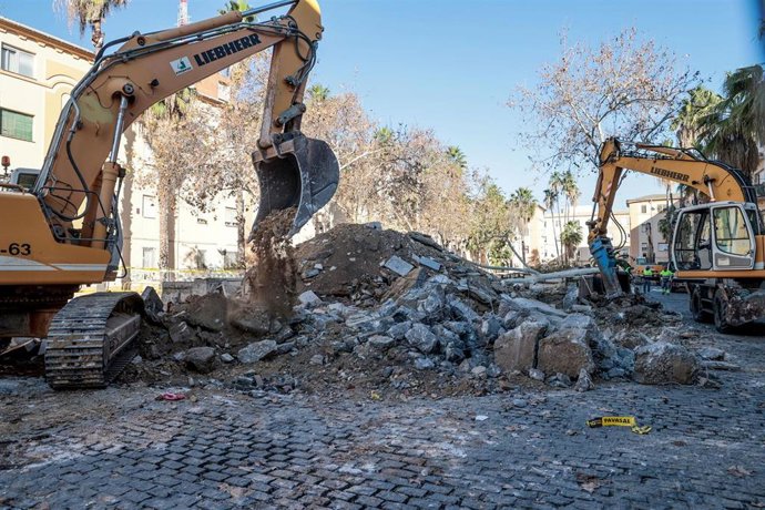 Imagen de las obras para la reforma de la plaza 7 de Octubre de Casitas Rosas, en el barrio valenciano de la Malva-rosa.