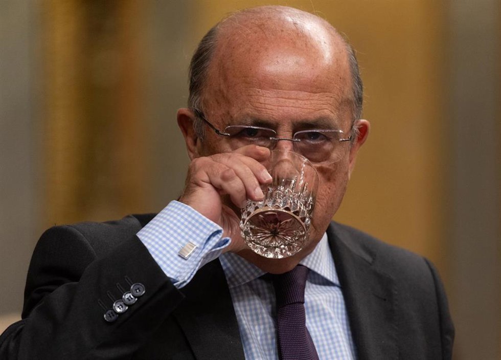 Archivo - El diputado de VOX Ignacio Gil Lázaro bebe agua durante una sesión plenaria posterior a una sesión de control al Gobierno, en el Congreso de los Diputados, a 13 de diciembre de 2023, en Madrid (España).