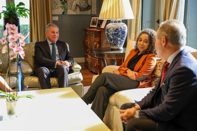 Sanz se reñune con la embajadora de EEUU en España