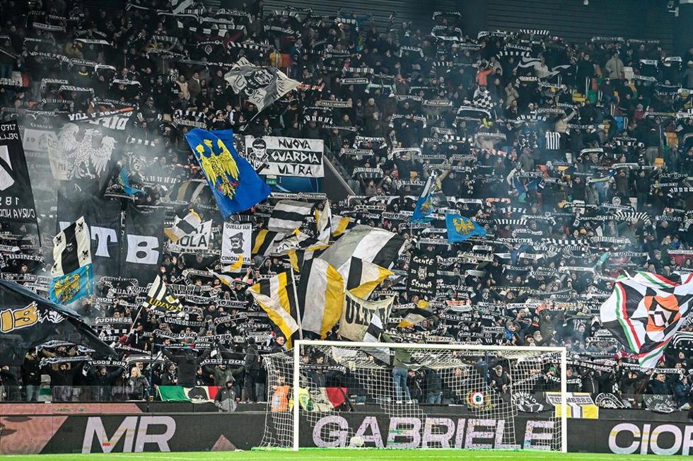 Aficionados del Udinese en el Stadio Friuli, en un partido de la Serie A ante el AC Milan.