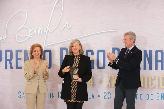 El presidente de la Xunta de Galicia, Alfonso Rueda, junto a la presidenta de la Asociación de Periodistas de Galicia, María Méndez; y la premiada con el Diego Bernal, la periodista Aida Pena