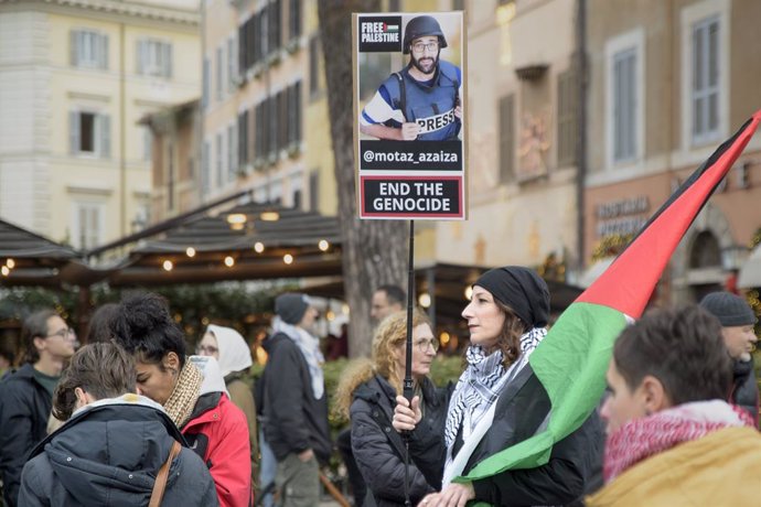 Un cartel de Motaz Azaiza en una manifestación a favor de Palestina en Roma, Italia
