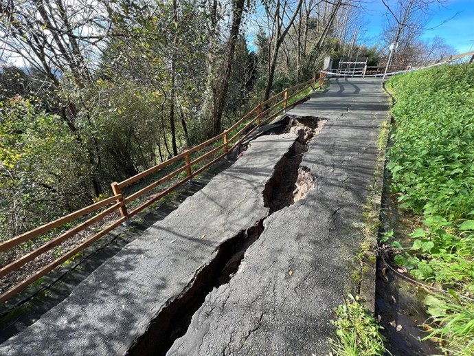 Grieta producida por un deslizamiento en el parque Ametzagaña de San Sebastián