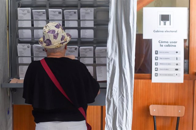 Archivo - Una persona se prepara para ejercer su derecho a voto durante las elecciones generales, en el Colegio Cristo Rey, a 23 de julio de 2023, en Madrid