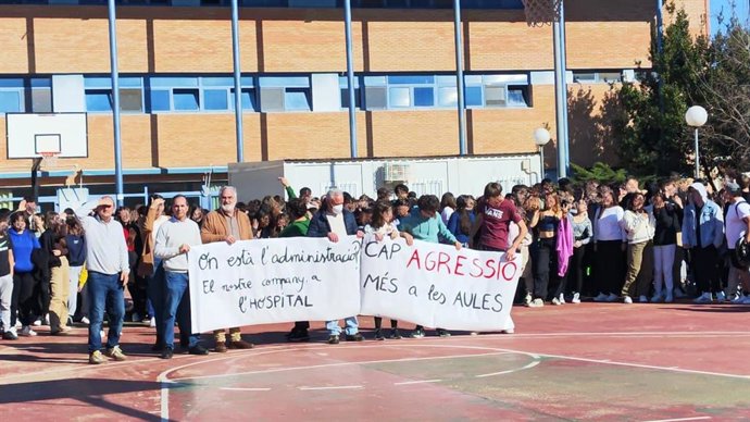 Concentración en la IES de Vilallonga de las 14h de hoy
