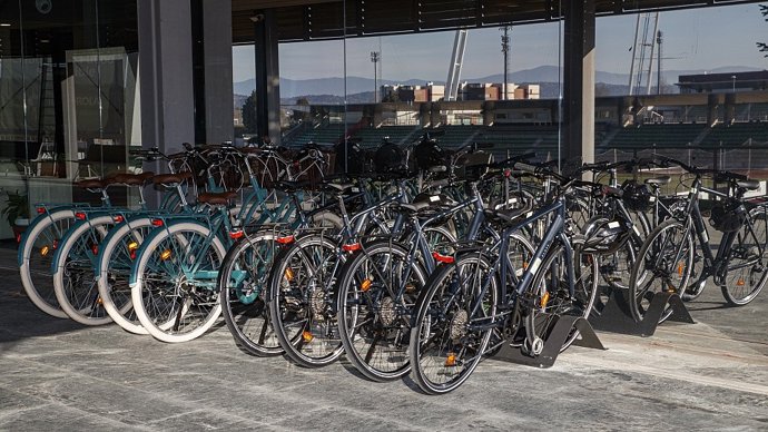 La RFEF instala estaciones de movilidad sostenible para desplazarse en la Ciudad del Fútbol.