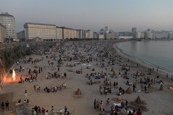 Archivo - Cientos de personas se reúnen durante la Noche de San Juan, en la playa de Riazor, a 23 de junio de 2023, en A Coruña, Galicia (España). La Noche de San Juan se celebra en la madrugada del 23 al 24 de junio. Uno de los emblemas de esta festivida