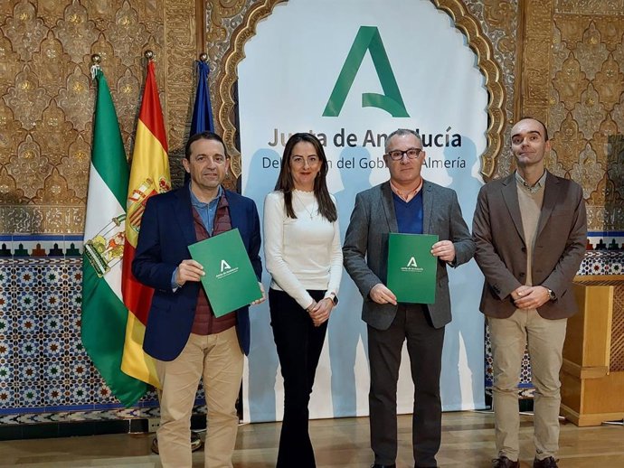 El delegado territorial de Economía, Guillermo Casquet, la delegada de la Junta en Almería, Aránzazu Martín, el alcalde de Alhama de Almería, Cristóbal Rodríguez, y el delegado de Sostenibilidad, Manuel de la Torre.