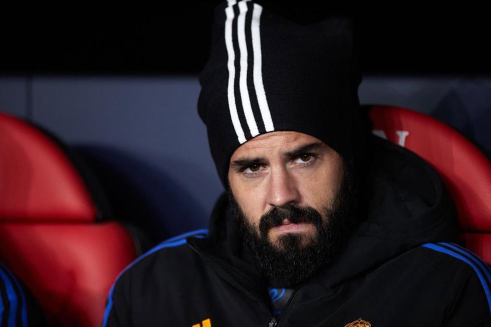 Archivo - El centrocampista español Francisco Alarcón 'Isco', en el banquillo del Real Madrid.