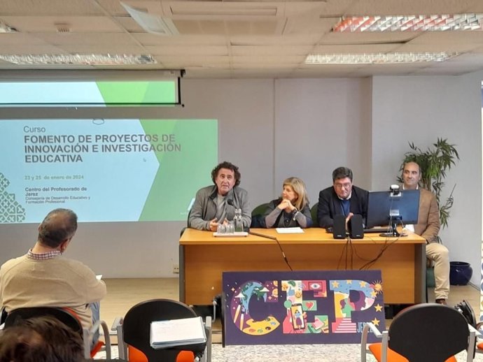 La delegada territorial de Desarrollo Educativo, Formación Profesional y Universidad de la Junta en Cádiz, Isabel Paredes, en la inaguración de unas jornadas educativas en el CEP de Jerez