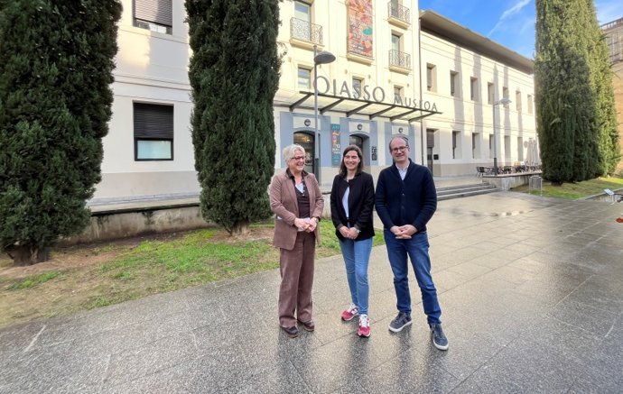 La delegada de Cultura del Ayuntamiento de Irun, Nuria Alzaga, junto con el director y la coordinadora del Museo Oiasso, Juanjo Jiménez y Aizpea Goenaga