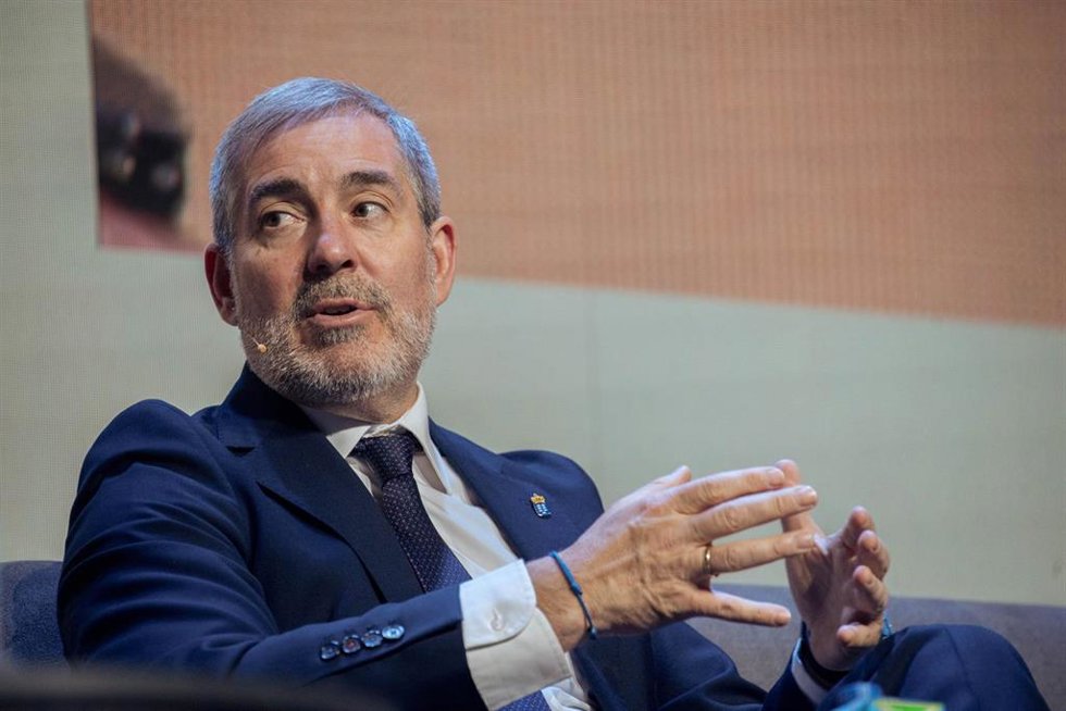 El presidente de Canarias, Fernando Clavijo, interviene durante la inauguración del XII Foro de Liderazgo Turístico, organizado por Exceltur, en la Feria de Madrid, IFEMA, a 23 de enero de 2024, en Madrid (España).  Exceltur organiza el XII Foro de Lide