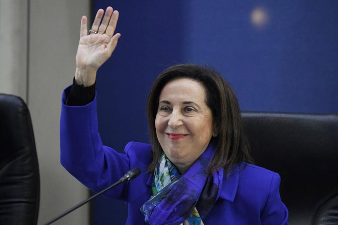 La ministra de Defensa, Margarita Robles, saluda durante una reunión por videoconferencia.