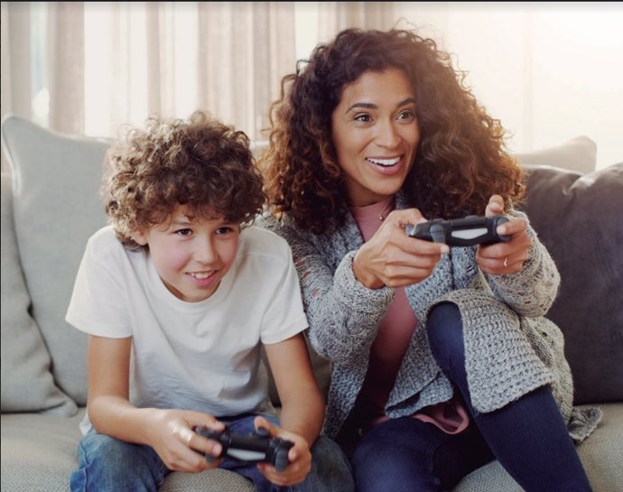 Una guía explica a usar el control parental en videojuegos y recomienda prescindir de las pantallas hasta los 8 años