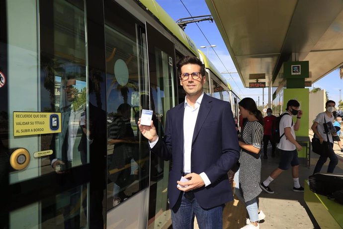 Archivo - Roberto Liñán, director de la Cátedra de Movilidad y Transporte Sostenible del Área Metropolitana de Murcia, muestra la información que se dió a los usuarios para completar la encuesta