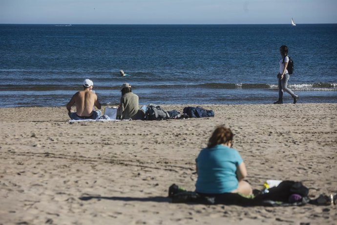 Archivo - Arxiu - Diverses persones gaudixen del bon temps a la platja (arxiu)