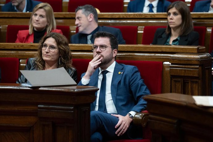 Archivo - El presidente de la Generalitat, Pere Aragons, durante una sesión de control al Govern, en el Parlament, a 13 de diciembre de 2023