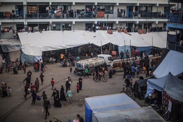 Archivo - Un colegio que funciona como refugio en Jan Yunis gestionado por la Agencia de la ONU para los refugiados palestinos en Oriente Próximo (UNRWA)