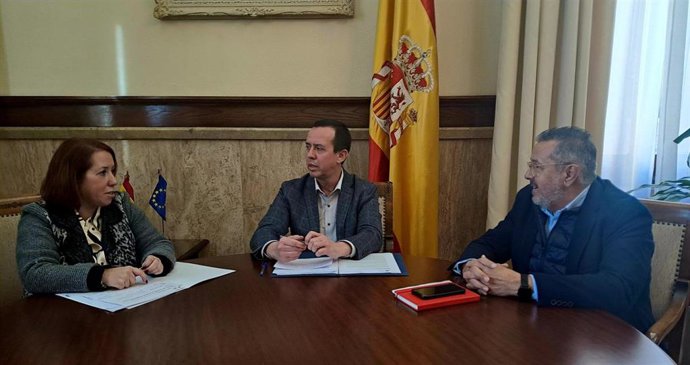 El subdelegado de Gobierno, José María Martín (c), se reúne con la secretaria provincial de UGT, Carmen Vidal, y el coordinador provincial de CCOO, Antonio Valdivieso.