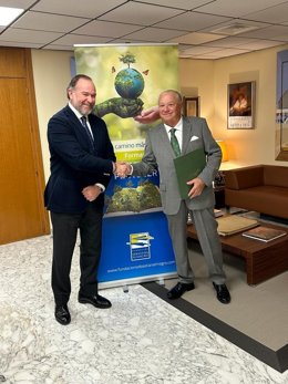 José Luis García-Palacios y Miguel Ángel Tamarit se dan la mano tras la firma del convenio.