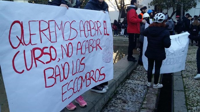 Un grupo de padres y madres del IES San Blas de Aracena en una concentracion.