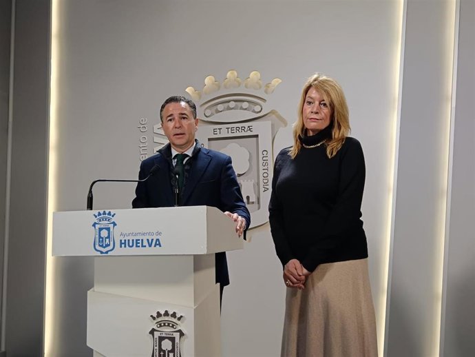 El primer teniente de alcalde y concejal de Urbanismo, Felipe Arias, junto a la alcaldesa de Huelva, Pilar Miranda, en rueda de prrensa.